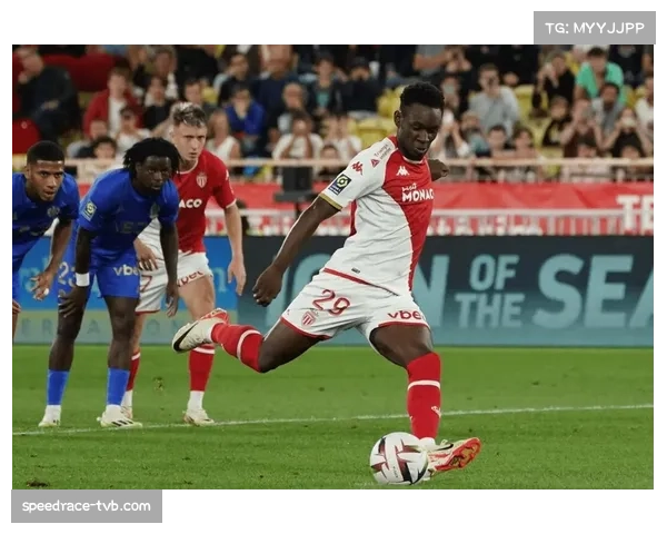 特写镜头：摩纳哥前锋本耶德尔主罚点球前的深呼吸